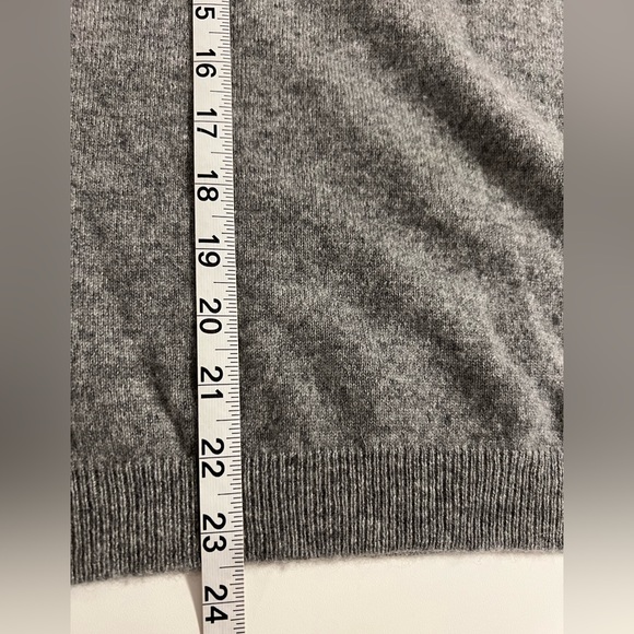 Holt Renfrew 100% Cashmere V-neck Sweater Sz XS - Picture 7 of 7